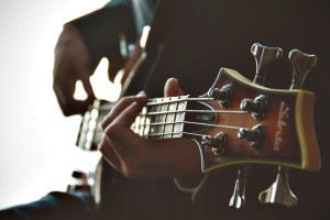 gitarrenspieler klein lizenzfrei